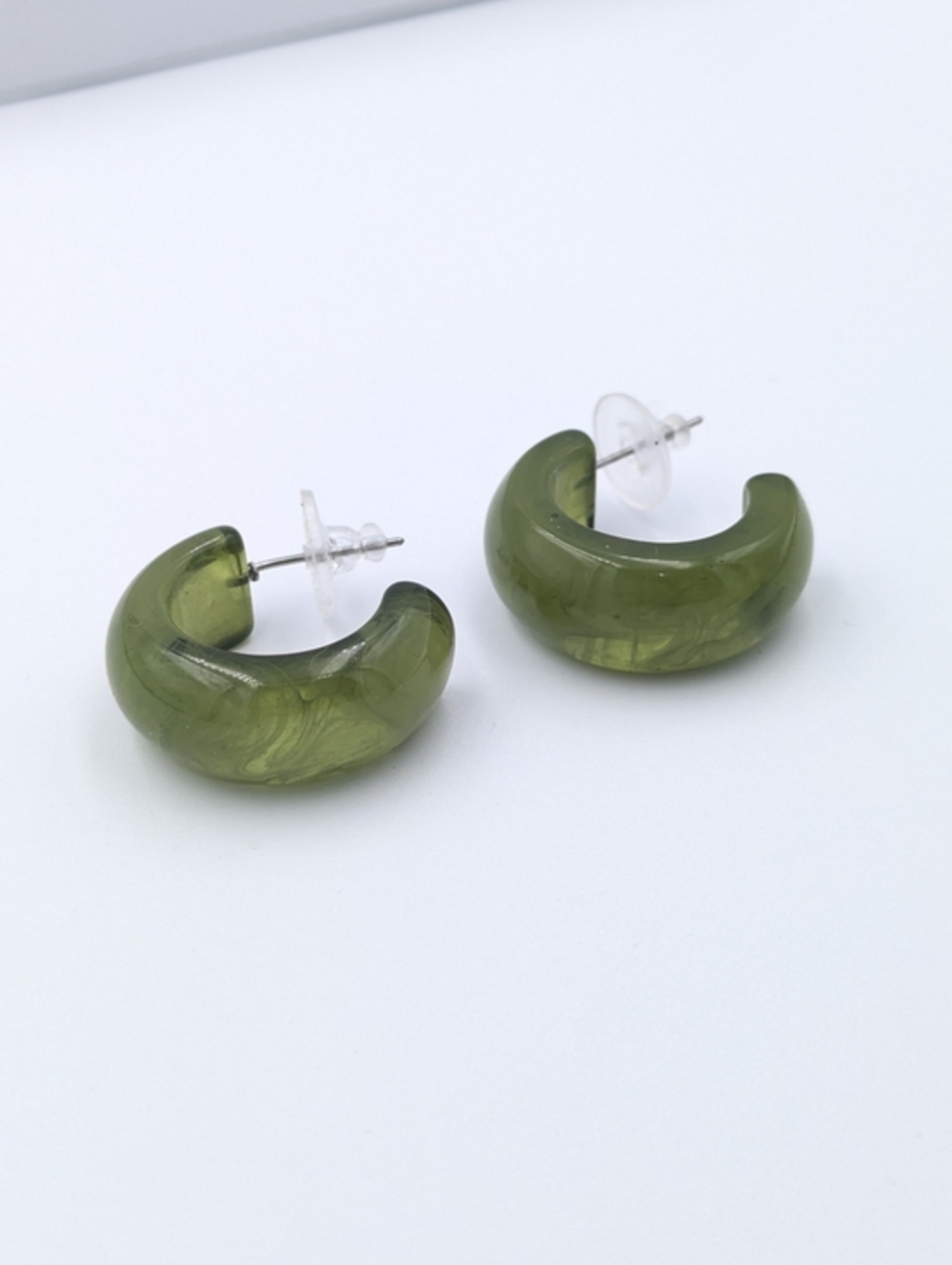 4/24$  Marbled green resin lightweight hoop earrings